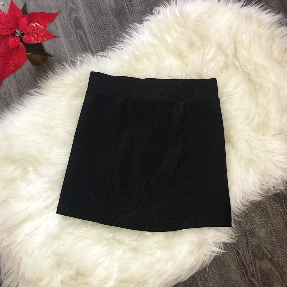 Forever 21 🎁 Black mini skirt
